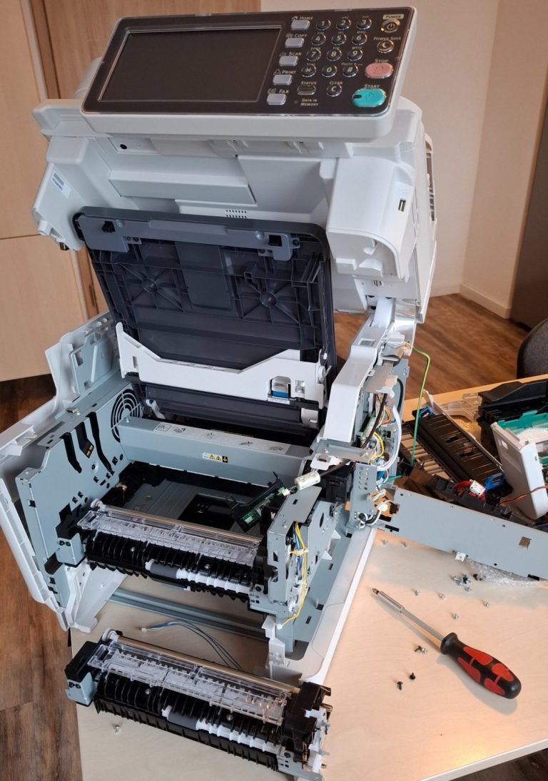 Drucker Offenes Gehäuse eines Druckers