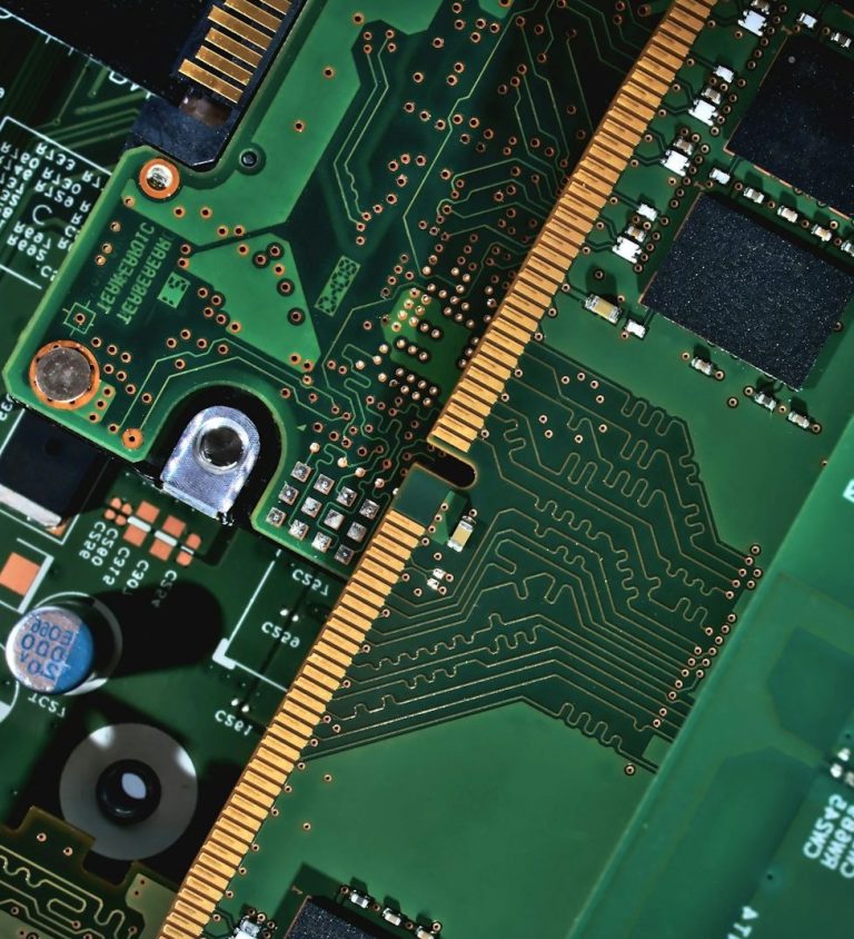 Platine Nahaufnahme einer grünen Computer-Hauptplatine mit Leiterbahnen